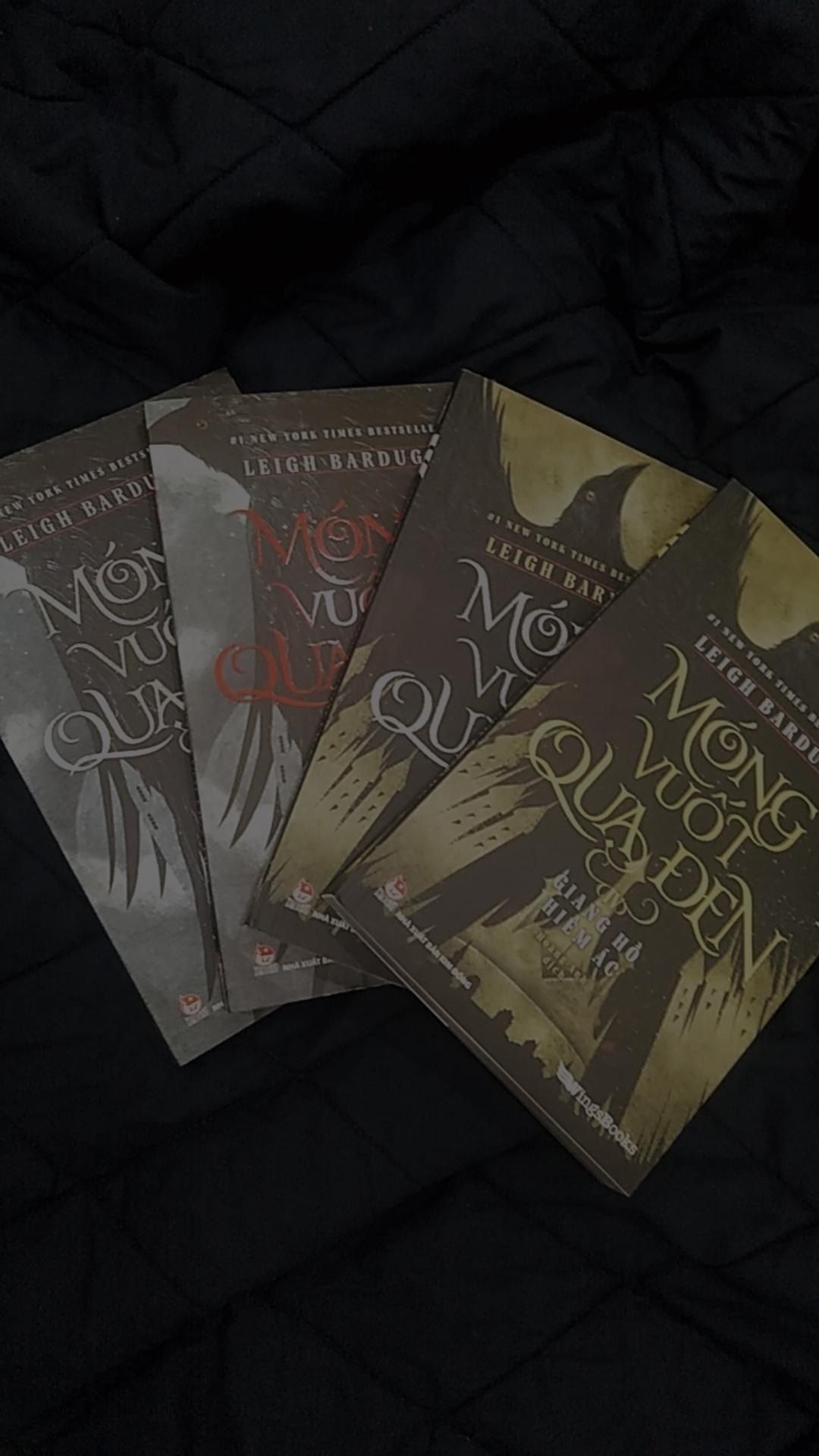 Giao hàng đầy đủ, đúng hẹn. Sách chất lượng, không bị sờn hay xước xát gì. Mỗi quyển còn được tặng kèm bookmark nữa.