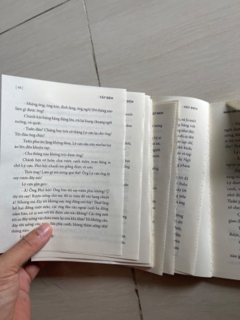 Sách mua về chưa đọc xong đã bung hết trang ra rồi Sách mua về chưa đọc xong đã bung hết trang ra rồi