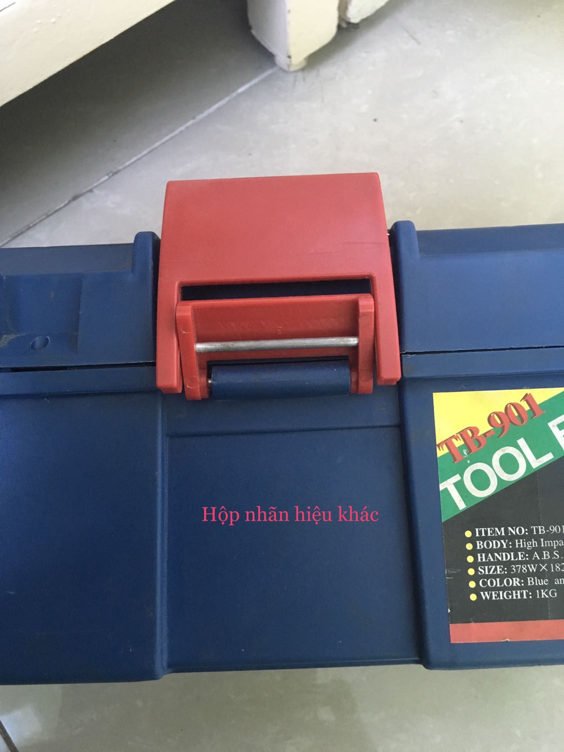 Hộp đẹp, chắc chắn, phối màu nhìn chuyên nghiệp (như Dewalt)
Tay cần chắc chắn, không gây cấn - quan trọng khi để nhiều đồ
Có vài chỗ nhựa dư (Ba vớ) còn
Đúng như bạn Dong Nguyen nhận xét khớp của 2 khoá không chắc chắn - sợ mang nhiều đồ trèo cao mà bung ra thì ... đúng là gây ứng chế
Mình có so sánh với 1 sản phẩm khác. Các bác nhìn hình sẽ rõ hơn
Mình không tìm thấy khối lượng tối đa cho phép đựng (tải làm việc) (Thông tin của Tiki và trên sản phẩm)
Cho 2 sao thì không đúng lắm (Dewalt cùng kích thước nhưng xấu hơn, giá cao hơn) 3 sao - bình thường thì chưa chỉ ra đc điểm tệ của sản phẩm

Cảm ơn Tiki đã phân phối sản phẩm này