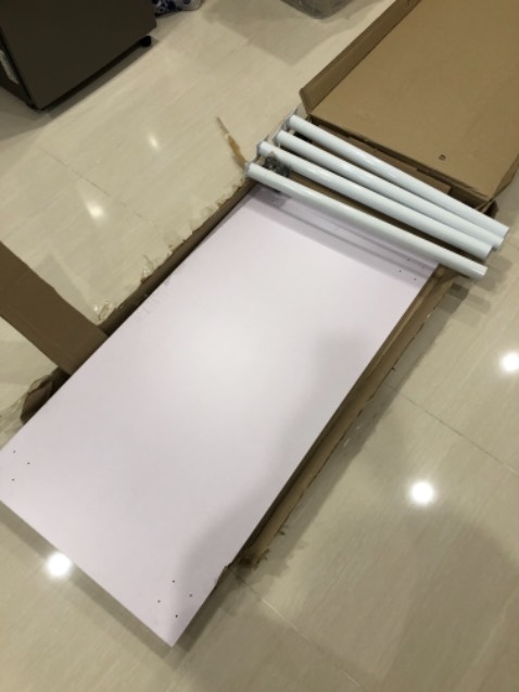 Bàn đẹp, quá ok so với giá tiền, giao hàng đúng mô tả, tuy mặt bàn bị 1 vết trầy nhưng ko sao, tui quá dễ tính mà :))). Chịu khó lắp xíu là ok nạ. Nên mua nhé mọi người 👍🏻👍🏻