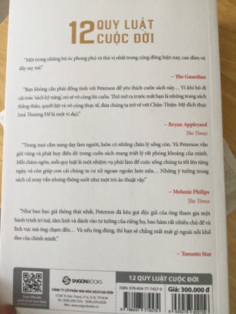 Cuốn sách này đã có nhiều lời khen tặng. Cũng có nhiều bạn mình đọc và nhận xét. 
Riêng mình, có thêm vài suy nghĩ cá nhân
Xét về ý tưởng, đề mục của cả 12 “quy luật cuộc đời” này rất đáng xem trọng, hoàn toàn thuyết phục và cần thiết để áp dụng. Đánh giá 9/10 điểm. 
Tuy nhiên, cách ông triển khai nội dung, đôi khi đọc không sướng. Đôi khi ông đã đẩy đi quá xa so với cái cần thiết. Ví dụ, mục số 11 rất đáng để mở rộng những phân tích chuyên sâu về những gì liên quan tới phương pháp dạy con bằng cách “bla bla”, thì ông lại đẩy câu chuyện sang hướng hơi khó hiểu, về vấn đề chủ nghĩa Marx, hay diệt chủng Polpot... đôi khi câu chuyện cứ lảm nhảm lòng vòng, thừa thãi hoặc có tác dụng quá nhỏ. Đánh giá chỉ 5/10. 
Vẫn là cuốn sách đáng đọc.