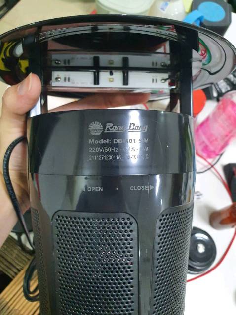 Lồng đèn bắt muỗi to, quạt hút mạnh hơn các loại đèn muỗi made in china khoảng 100k. Đèn led một bên sáng trắng, một bên sáng kiểu tia cực tím. Đang dùng thử, sẽ đánh giá tiếp về hiệu quả bắt muỗi.
