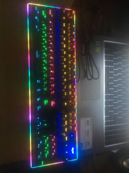 Đã mua và trải nghiệm được 1 ngày . Đánh giá của mình thì bàn phím khá cứng cáp và bền. Có điều là sản phẩm không có kê tay kèm theo nên bạn nào mua về sử dụng liên tục sẽ bị cảm giác mỏi cổ tay . Nên mua thêm kê tay riêng .