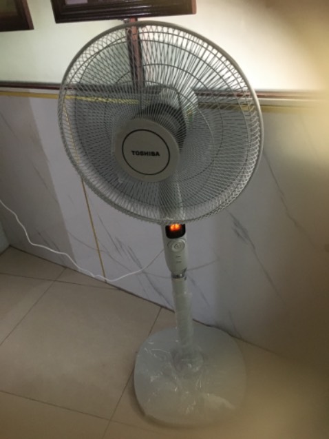 Quạt đẹp và đầy đủ phụ kiện đi kèm nhưng khi chạy thì cánh hơi đảo nhẹ nên tạo ra độ rung lắc nhẹ. Sản phẩm đóng gói kỹ