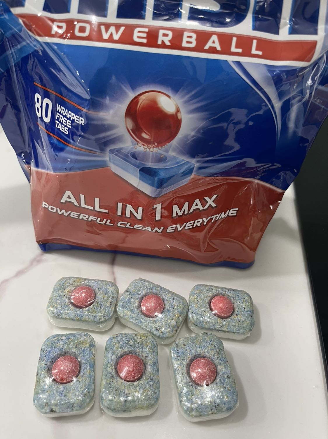 Cảm giác viên rửa bị cũ, để rất lâu ngày rồi ấy ạ. Các viên rửa không còn mới, như bị mốc lên ấy!