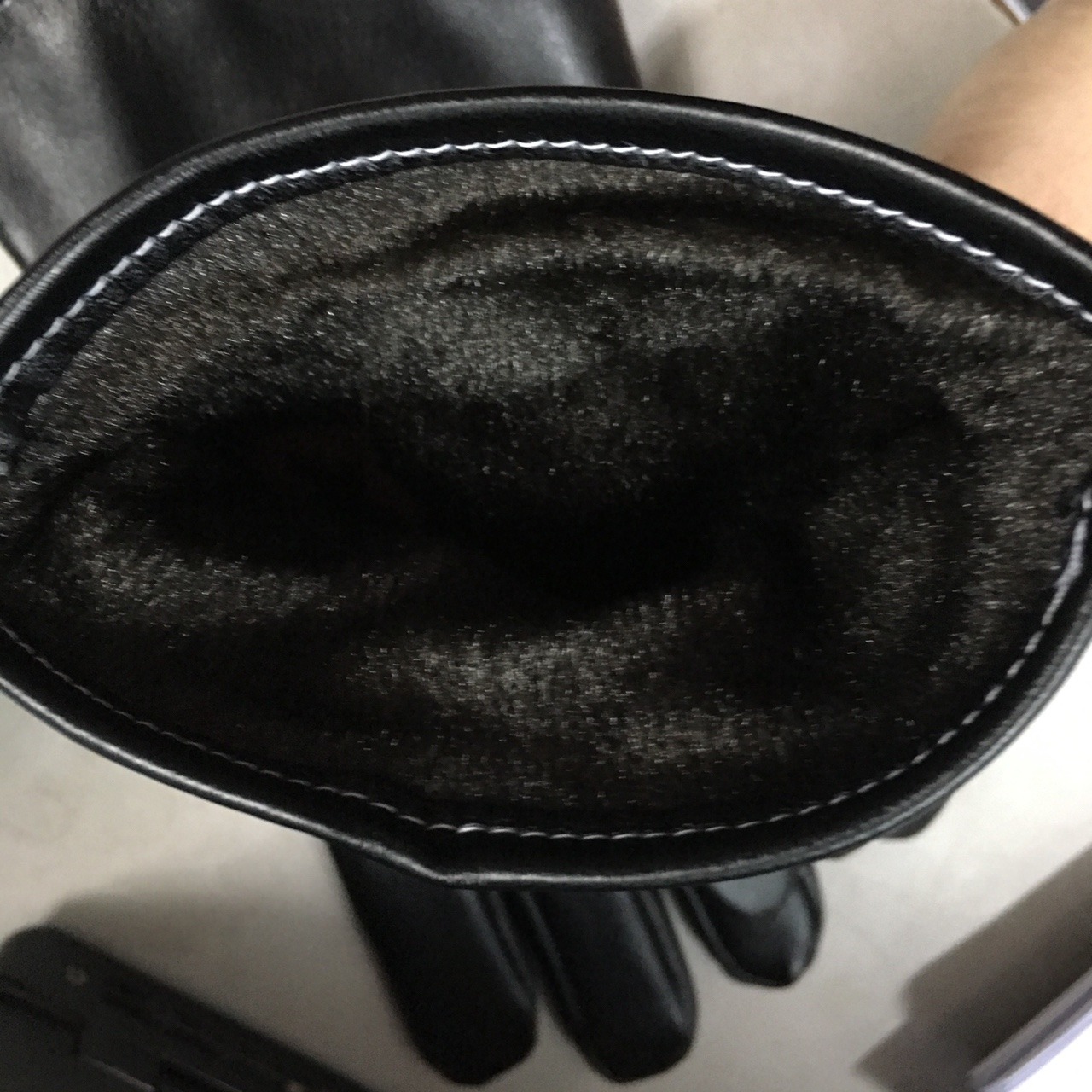 tôi dã nhận hàng, view cho khách hàng xem có thể tham khảo, sản phâm ok như mô tả, cảm ứng thì tốt, đi mưa tôi chưa đi nên chưa biết nhé, còn da với bên trong có nỉ nên mọi người yên tâm là sản phẩm rất ấm áp, rất ok về mẫu mã và chất lượng, với số tiền bỏ ra mấy chục thì quá xứng đáng, chân thành cảm ơn shop