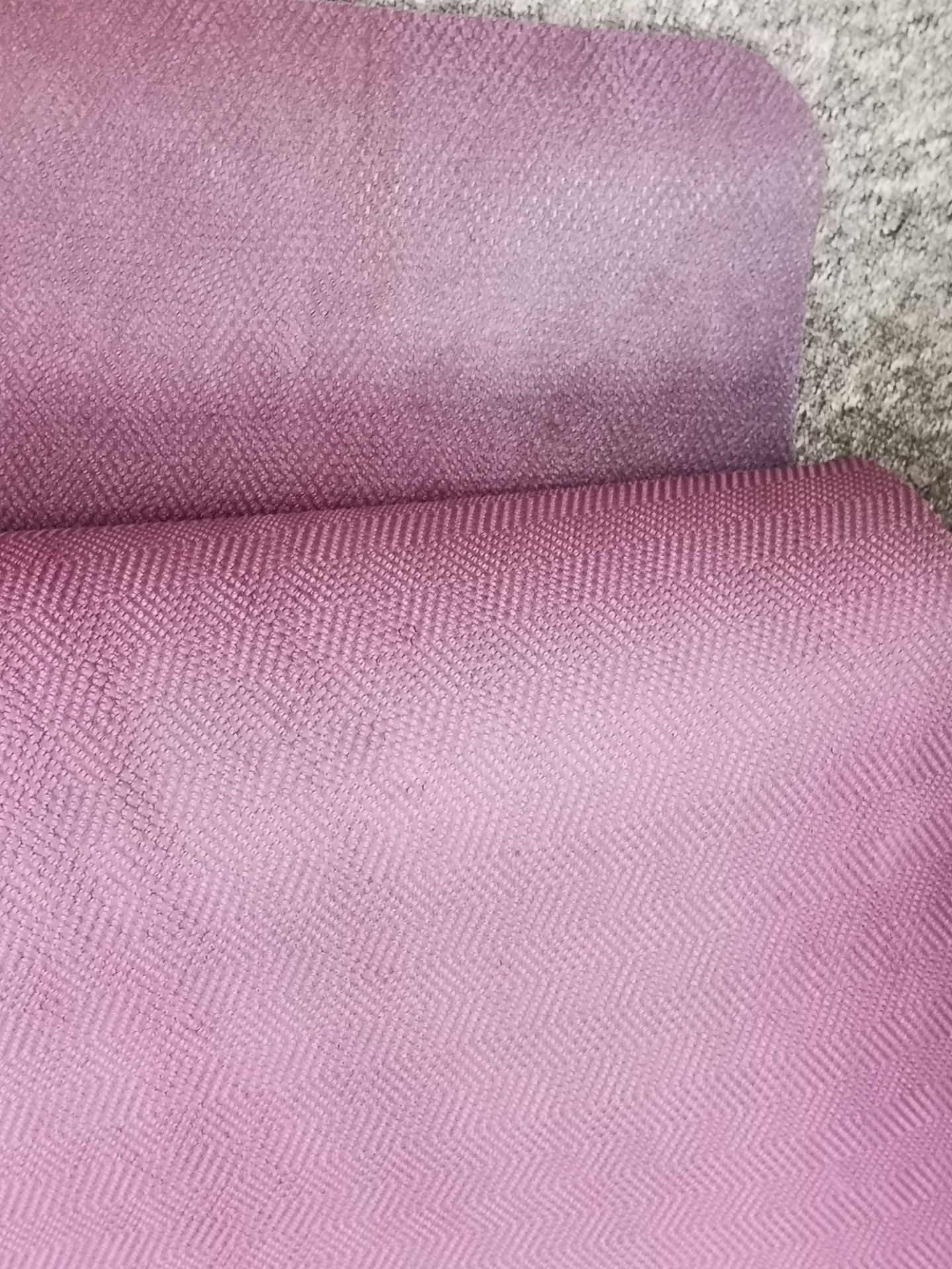 Nhận hàng thất vọng lắm. Hai đầu thảm bạc phếch như hàng cũ, đã qua sd