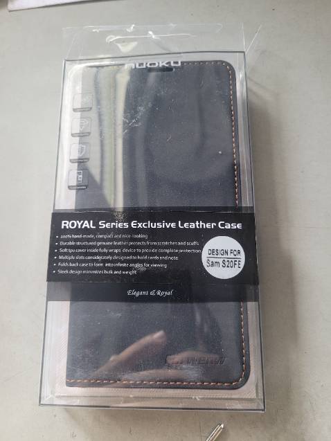 ốp dày, chắc chắn, đường chỉ may viền chắc, đẹp. chất da mịn nhưng dễ bám bẩn.