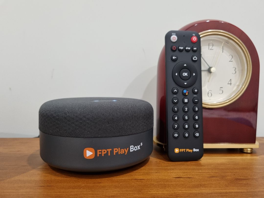 Hàng giao nhanh hơn dự kiến.
Sản phẩm chính hãng, nguyên sealed từ nhà sản xuất.
Độ hoàn thiện tốt, remote control được sơn lớp đen mờ mịn, cầm thích tay.
Hệ điều hành Android 10 khá mượt.
Google Assistant Tiếng Việt nhận lệnh nhạy, khoảng cách xa hơn 1m vẫn lắng nghe câu lệnh tốt.
Loa tích hợp trên FPT Play Box S đủ để nghe các câu thoại chứ không hay, nên mình sài loa rời kết nối qua optical sẽ chuẩn hơn.
FPT offer gói VIP truyền hình miễn phí 1 năm.
...
Rất ưng bụng sau vài giờ nhận hàng và trãi nghiệm.