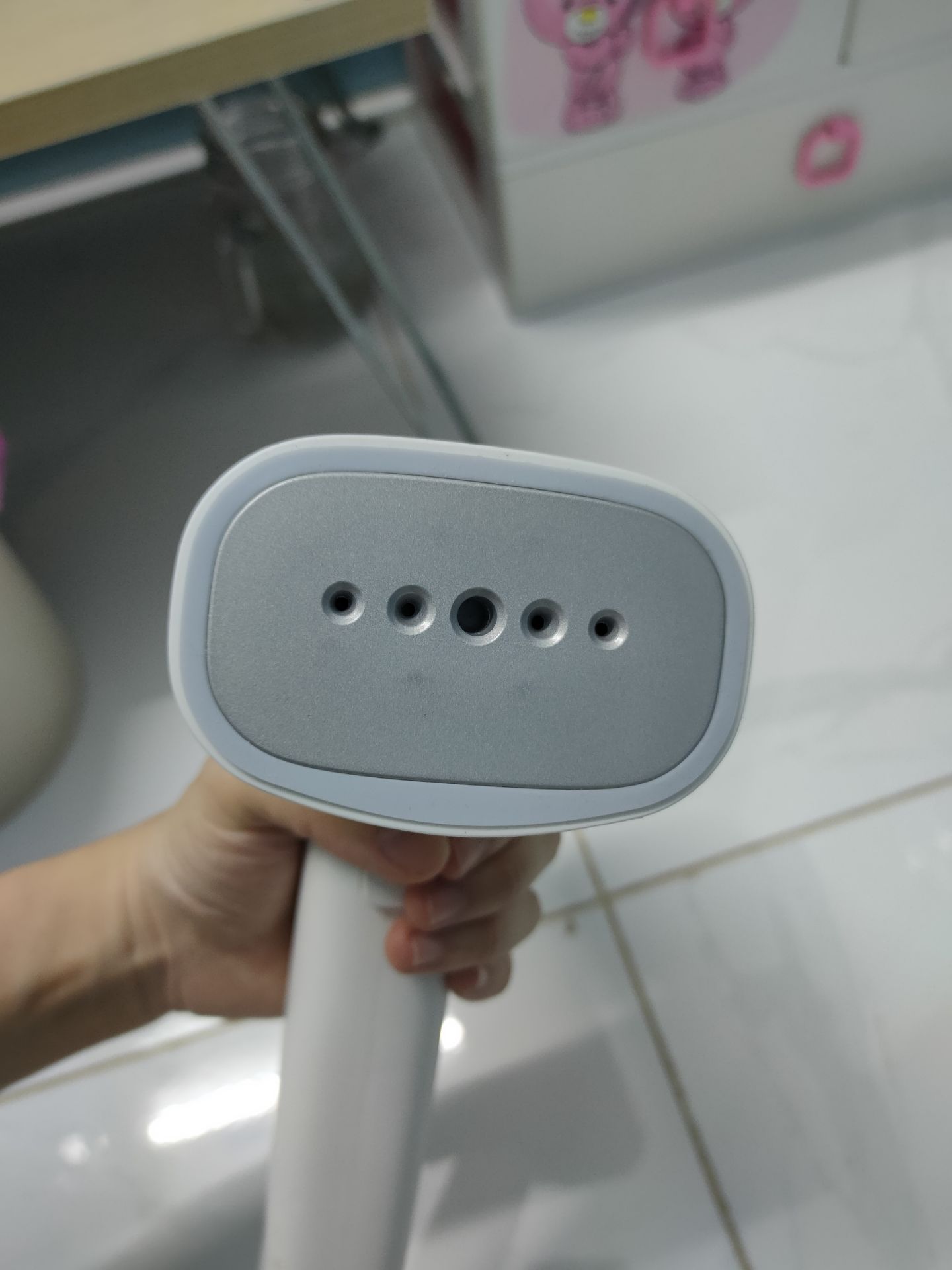 dễ sử dụng nha, chỉ ủi thẳng đc tầm 80-90% thôi. chất liệu càng mỏng thì càng dễ phẳng hơn, khi nhận hàng đã bị 1 vết dơ rùi nên hơi bùn dễ sử dụng nha, chỉ ủi thẳng đc tầm 80-90% thôi. chất liệu càng mỏng thì càng dễ phẳng hơn, khi nhận hàng đã bị 1 vết dơ rùi nên hơi bùn