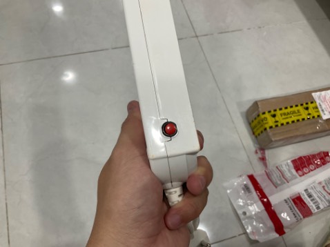 Giao sản phẩm cũ có màu đất đỏ bám trên thân và dây, bị nứt ngay nút breaker, nút này cũng bị lờn nốt.
Yêu cầu shop kiểm tra, đổi sản phẩm mới.