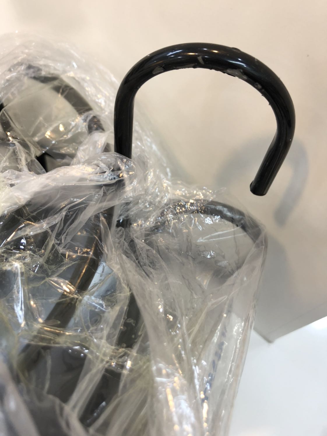 Có điều trong quá trình vận chuyển, shiper đã tự ý tháo đoạn bọc nilon có móc để sẵn treo bằng móc đó làm trầy xước. Bạn nào giao hàng chú ý không nên tự ý bóc vỏ bọc ngoài hàng hoá như vậy là thiếu ý thức bảo vệ hàng hoá. Tôi nghĩ nếu tôi mua cái dây ràng đồ chắc bạn ấy cũng bỏ ra ràng đồ rồi giao cho tôi chăng?