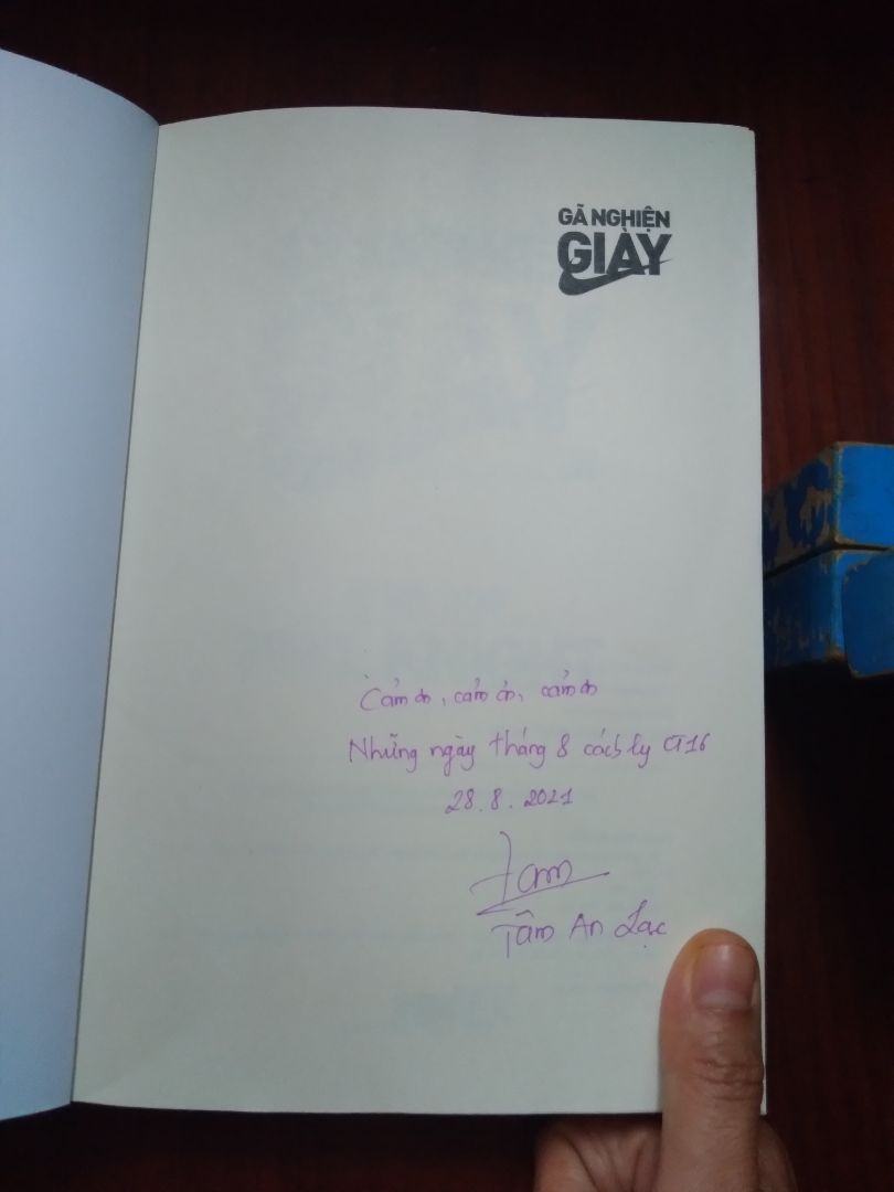 Cuốn sách đầy lôi cuốn với lối kể chuyện hài hước và chân thật của KNight. Hồi hộp và cảm nhận được những khát khao, dấu ấn của tác giả trên những sản phẩm của Nike. Và KNight luôn có vị thần ủng hộ đứng sau hay vì ông luôn giữ khát vọng trong lòng để vươn lên. Mình sẽ đi giày Nike. Vì lòng cảm phục và dấu ngoắc của Nike. just do it. Cảm ơn Ngài Knight.