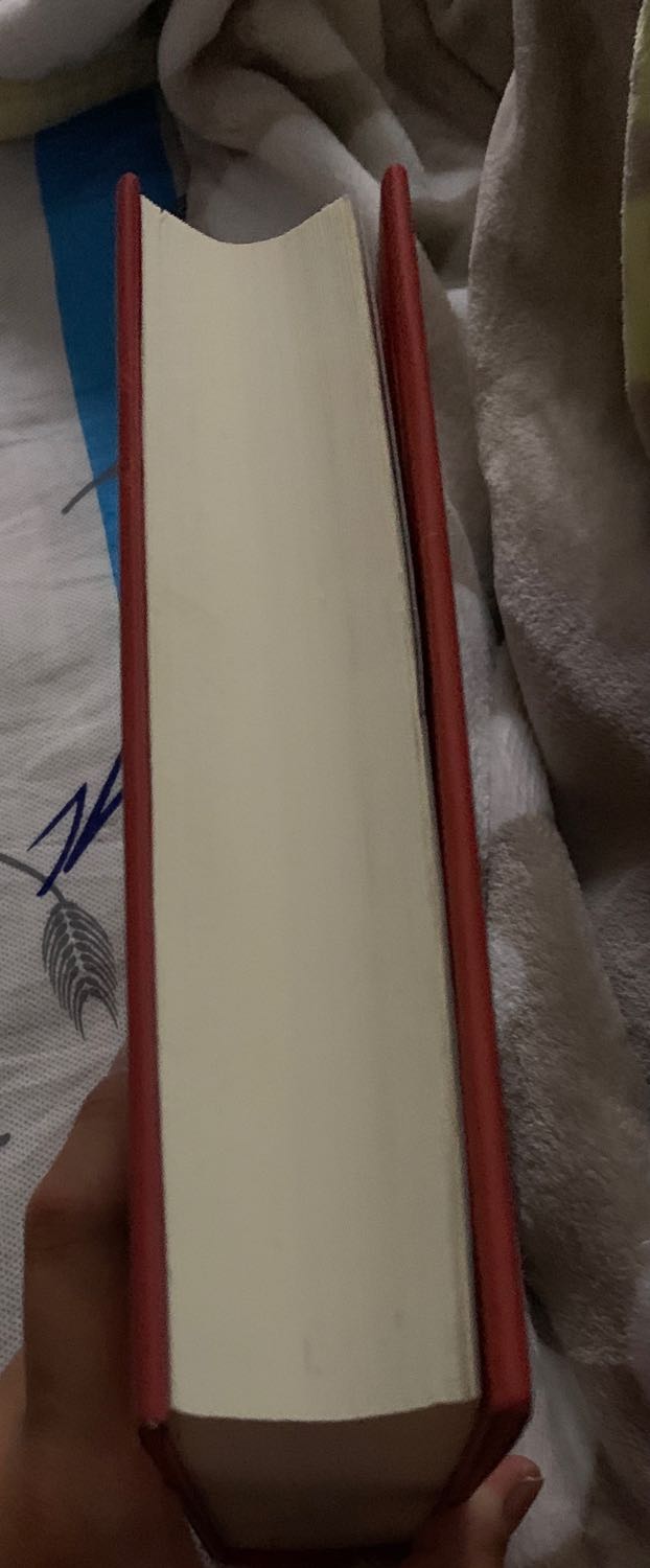 Người Việt Nam có câu: “Lá rụng về cội”. Bất cứ một đứa trẻ nào khi lớn lên đều muốn biết các bậc sinh thành ra mình. Rộng hơn, dân tộc nào cũng phải biết lịch sử nước nhà. Người Việt Nam luôn tự hào về lịch sử hàng ngàn năm giữ nước và dựng nước của dân tộc với truyền thống đoàn kết, lao động cần cù, kiên nhẫn và sáng tạo mang đậm tư tưởng nhân văn tiến bộ trong một cộng đồng rộng lớn. Đó chính là sức mạnh tiềm ẩn, là nét độc đáo riêng, là “hồn thiêng sông núi” của ***. Tất cả đều hấp dẫn, lý thú, vậy mà nó đang có nguy cơ xa lạ với mọi người.
Thế hệ chúng tôi ngày trước, sách vở, tài liệu không phong phú như bây giờ; sách giáo khoa chỉ nói ngắn gọn nhưng đổi lại là thầy cô hướng dẫn tìm đọc thêm các quyển sách mang tính lịch sử như: Những vì sao đất nước, Trăng nước Chương Dương, Sát Thát… Càng đọc, càng suy ngẫm mà thầm thán phục trí tuệ của cha ông, tự dưng môn lịch sử đi vào tiềm thức của chúng tôi. Tôi thầm cám ơn thầy cô ở trường sư phạm đã dạy tôi biết cách tìm tòi, khám phá nhiều vấn đề lịch sử lý thú. Lịch sử phát triển theo quy luật: Một triều đại nào cũng bắt đầu từ việc hình thành, phát triển và suy vong hay đại nghĩa bao giờ cũng thắng hung tàn… Bất cứ ai cũng có thể tìm hiểu để biết cái hay ta học, cái dở ta tránh. Nhà chính trị Roma Xi-xê-rông đã nói: “Lịch sử là thầy dạy cuộc sống”. Tìm hiểu lịch sử để biết quá khứ, hiểu hiện tại và dự đoán cho tương lai. Quá khứ, hiện tại và tương lai là một dòng chảy liên tục, cái mới ra đời trên mảnh đất truyền thống.
Qua sách báo, phim ảnh, giới trẻ ngày nay lại thuộc sử Tàu hơn sử ta (họ lại quên rằng hơn 1.000 năm đô hộ, phong kiến phương Bắc không tài nào đồng hóa nổi người Việt Nam). Nhiều người lo ngại tìm mọi biện pháp để kéo thanh niên, học sinh quay về lịch sử dân tộc thông qua games show, trò chơi vận động, tuyên truyền trên đường phố… Đó chẳng qua chỉ làm phần ngọn. Xem những thanh niên trả lời chính xác ngày tháng, sự kiện lịch sử trong một games show, liệu có thể kết luận họ đã thông thạo lịch sử nước nhà? Chưa hẳn. Đó chẳng qua là có sự chuẩn bị, là hệ quả tất yếu của lối học vẹt trong nhà trường xem nặng ngày tháng, sự kiện hơn là bản chất sự kiện. Tôi không hiểu sao bây giờ các cuộc thi người ta hay hỏi về ngày, tháng, năm xảy ra sự kiện hơn là hướng dẫn học sinh khám phá sự kiện? Có lẽ do tiết dạy đã được “đo ni đóng giày” nên chẳng ai dám đi xa hơn. Thầy trò cùng nhau “cưỡi ngựa xem hoa” để “biết” thôi chứ không thể “tường” được.  Vậy là học trò cứ tự tìm hiểu mà không được định hướng. Cái gì thấy cổ đều cho là lịch sử nên mới có chuyện “đồng thau lẫn lộn”, “râu ông này cắm cằm bà kia”.
Trong xu thế hội nhập, toàn cầu hóa hiện nay, nếu không giữ được bản sắc văn hóa dân tộc thì rất có thể bị hòa tan, bị nhấn chìm. Nếu không biết dựa vào lịch sử, xem nhẹ lịch sử thì không thể định hướng và không thể tìm đâu ra điểm tựa cho mình. Trên diễn đàn hay các phương tiện thông tin, các nhà khoa học Việt Nam đã báo động điều này từ rất lâu, nhưng luôn bị chìm vào trong quên lãng từ năm này qua năm khác. Biểu hiện của nó chính là kết quả môn lịch sử trong các kỳ thi ĐH vừa qua.
Trong thời đại bùng nổ thông tin như hiện nay, nhà nhà đều kết nối internet vậy mà những trang web lịch sử chỉ đếm trên đầu ngón tay. Theo tôi, giải pháp tạm thời nên lập ra những trang web lịch sử để mọi người cùng truy cập tìm hiểu, càng thêm yêu đất nước, tự hào về dân tộc.