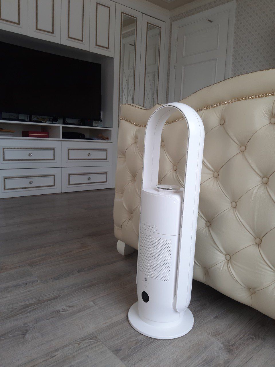 Trải nghiệm 1 tuần, đánh giá về sp quá ổn so vs mức giá
-	Thiết kế đẹp, nhỏ gọn, 1 sản phẩm thôi nhưng tính năng tương đương với quạt, máy lọc không khí, bù ẩm
-	Làm mát rất dễ chịu, không phà phà vào mặt như các quạt khác đâu, nhiều tốc độ gió nên phù hợp đủ loại thời tiết
-	Do có màn hình hiển thị bụi mịn nên có thể check được chất lượng không khí trong phòng, so sánh với máy lọc không khí khác thì bộ lọc của quạt ultty luôn ở mức tốt hơn.
-	Có thêm tính năng diệt khuẩn tia UV với bù ẩm, bù ẩm thời tiết hiện tại chưa cần nhưng đến hè thì chắc chắn sẽ rất cần thiết
-	Hoạt động êm ái
-	Có thể điều khiển qua app đt
-	Quạt không cánh nên an toàn cho trẻ nhỏ
mình sẽ mua tặng bố mẹ một cái nữa