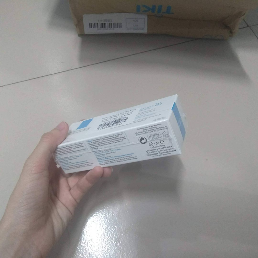 Khi mình nhận được hàng, thật sự rất thất vọng với bộ phận gói hàng và vận chuyển. Thứ nhất, không có sốp hay gì gói kèm để bảo vệ sản phẩm trong quá trình vận chuyển. Thứ hai, khi mình nhận được hàng thì gói hàng bị mốp méo nghiêm trọng. May là sản phẩm phía trong không bị ảnh hưởng nhiều. Sản phẩm mình nhận được thì có lớp màng bọc bên ngoài, hộp y nguyên, tuy nhiên vấn đề quan trọng nhất ở đây là tại sao mã sản phẩm ở hộp và trên thân tuýp kem lại không giống nhau như vậy. Vậy thì có đảm bảo là hàng auth hay không? Hi vọng Tiki nhanh chóng đưa ra lời giải thích hoặc cách giải quyết hợp lý cho mình. Mình sẽ update lại đánh giá sau khi nhận được phản hồi hợp lý từ Tiki.