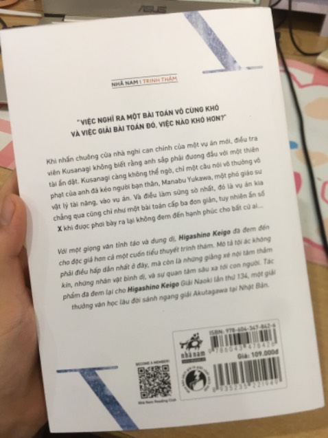 - Về TIKI: giao hàng hơi lâuu xíu thui, sách ko đc bọc gì mà chỉ dc cho vào cái hộp cartoon thôi:((( may mà ko nhăn hay bị gì!
- Về Sách:
  + Đây là lần đầu tui đọc sách của Keigo, thấy mn thích quá trờiii nên mua về đọc thử, ai dè bâyh thành fannnnnn Keigo lun rùiiiiii, chuẩn bị tốn ối tiền mua sách đây😿🥺😆!
  + Cách miêu tả diễn biến nhân vật phải gọi là đỉnh của chóp, diễn tả rấtt “tới” tâm trạng, nội tâm của các nhân vật! 
  + Sách mang giá trị rất nhân văn, sâu sắc về tình yêu giữa người với người.
  + Cái kết khá là sốc😿🥺 ko quá đáng sợ nhưng mà khiến tui suy nghĩ về nó nhiều lắm luôn huhu!!! 
  
nch là rất nên mua nhaa❤️‼️🔥 cố gắng kiên nhẫn đọc hết cuốn là úi dùi uiii phải nói là đỉnh của chóp luônnn!