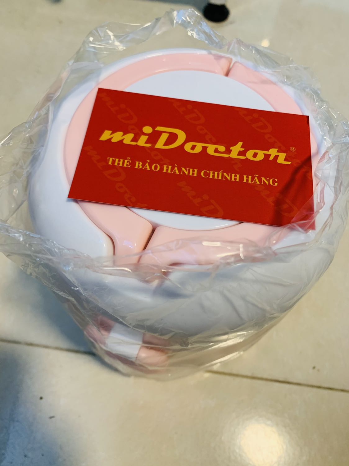 Chờ đợi từng ngày luôn ạ. 
Nhận sản phẩm ưng ý lắm luôn ạ.
Giao màu ngẫu nhiên mà nhận được màu hồng đúng ý thích. Shop có gửi phiếu bảo hành kèm theo yên tâm. Giao hàng hơi lâu xíu nhưng mà vẫn trong hẹn thời gian giao hàng. T vừa *** theo hướng dẫn sử dụng sp ổn lắm ạ