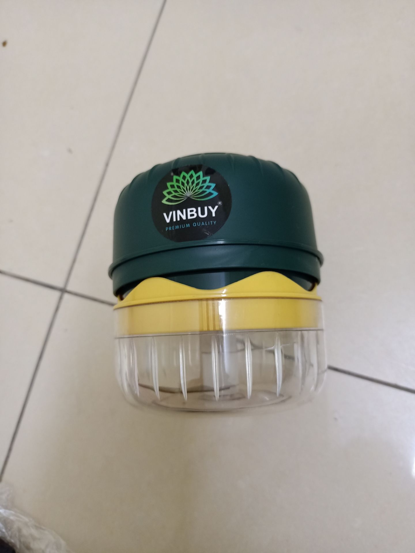 nghiền đồ siêu đã! bén lắm luôn nên cẩn thận đứt tay nha mọi người! nhấn 2 nhấn độ 5s là mấy đồ tỏi ớt cay mắt nhỏ lun nha. không cần lắp chặt, chỉ khớp nhau là dùng được nè. biết cái này sớm hơn thì mình đã mua từ lâu lắm rồi á