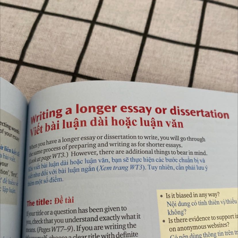 Một quyển từ điển quá ư là hữu ích, ai biết cách xem và khai thác hết công dụng của từ điển này thì chả mấy mà 10.0 ielts chứ đùa. Nói vui vậy thôi chứ ngoài giấy mỏng ra thì quyển nì không chê vào đâu được. Phần cuối là từ vựng theo một số chủ đề, có hướng dẫn cách viết một số dạng bài (dùng cả tiếng anh lẫn tiếng việt), phần giải thích từ cũng dễ hiểu. Nói chung là xứng đáng với giá tiền.