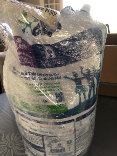 Shop giao hàng nhanh đóng gói cẩn thận, mua tại mall nên yên tâm về chất lượng. Dùng cho máy giặt cửa trước nên ít bọt, giặt sạch và có mùi thơm nhẹ, rất thích