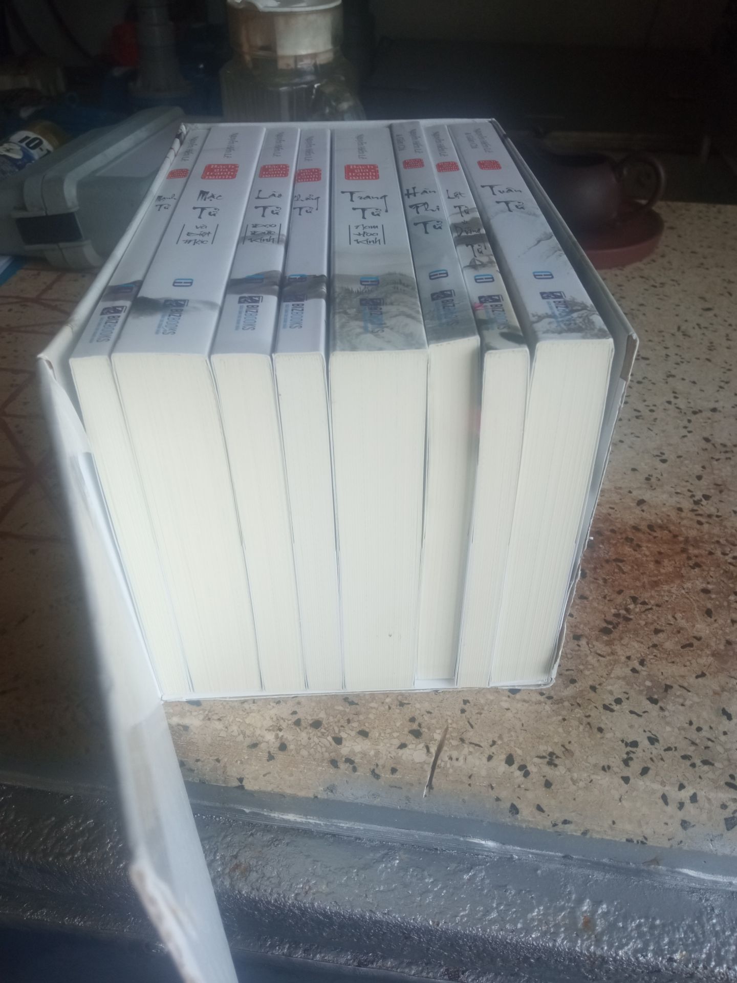 Bộ sách đẹp mà cái hộp bị rách... tiếc thật chẳng biết nguyên nhân thế nào?mong nhà bán nên gói và góp ý bên khau vận chuyển!