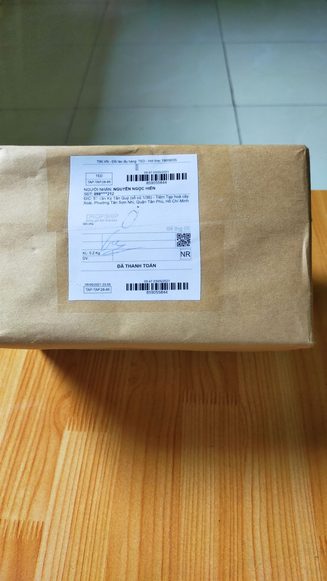 Thích vì: 
1. Đóng gói rất đẹp như một hộp quà tặng, gọn gàng hơn cách đóng gói của *** và *** và Sendo,
2. Phiếu gửi hàng kèm theo rất chi tiết và dễ xác nhận thông tin đơn hàng,
3. Số lượng đầy đủ.

Về Chất lượng thì chưa biết có đúng 100W hay không (không biết cách đo) nhưng thấy độ sáng chỉ bằng khoảng bóng đèn 30W vì cá nhân đã xài qua loại bóng đèn USB tích điện này!
Trân trọng!