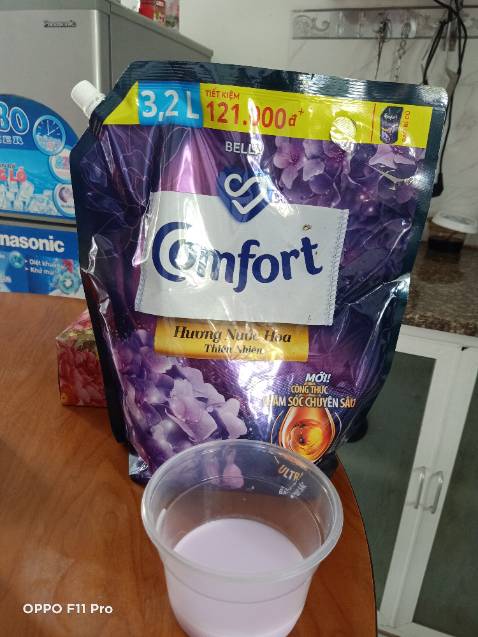 Tôi nghi ngờ sản phẩm bị giả, yêu cầu shop xử lý giúp. Sản phẩm nhận được bao bì màu nhạt, ko có chữ Bella, mùi hương ko thơm, loãng. Tôi có chụp hình sản phẩm tôi đang dùng và sản phẩm mua của tiki