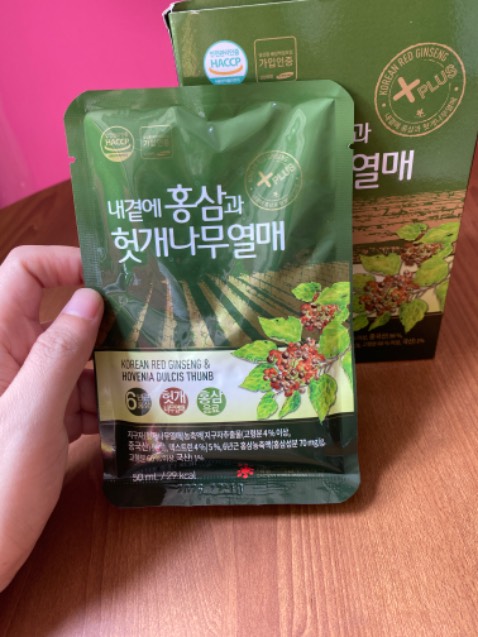 Shop tư vấn rất nhiệt tình, mình bảo dạo này hay lên mụn và nóng nãy trong người thì shop tư vấn loại mát gan giải độc này rất ok, à ngoài ra còn giải bia rượu nữa nên sẵn mình mua cho ba mình uống luôn, hihi.