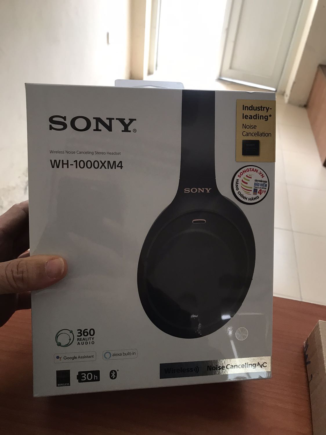 Tuyệt vời không thể tuyệt vời hơn! Con sp800n nhỏ gọn đeo khi chạy bộ còn con này đeo lúc ngồi làm việc là phê lòi! Phụ kiện đủ hộp đựng nhỏ gọn, dây 3.5 kết nối trực tiếp để cho ai nghi ngờ chất lượng convert music qua bluetooth, dây sạc type C, đầu cắm 2 chấu cho những chuyến bay dài thưởng thức phim trên ghế ngồi! Chụp tai kín đến mức bất ngờ! Đeo không cảm giác nặng hay cấn đầu. Mỗi tội ai ko đeo quen thì sẽ cảm giác nóng tai đôi chút! Tiki giao đúng hẹn, hộp nguyên đai nguyên seal hàng malaisia! Chất lừ! Vừa nhìn đã yêu!