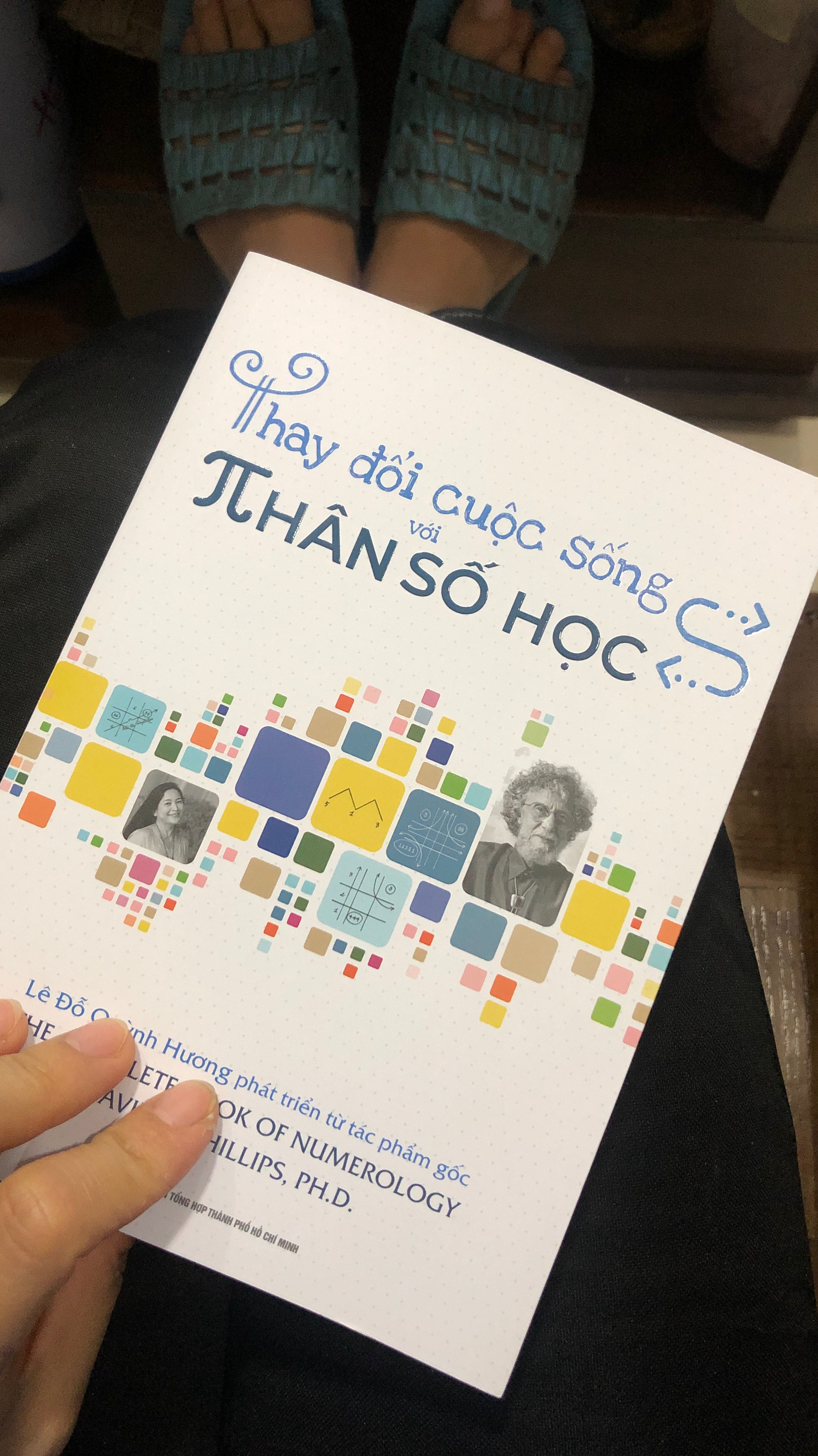 Sách được in giấy rất đẹp!
Cách viết của tác giả dễ hiểu
Sách rất hữu ích với những ai luôn có câu hỏi “tôi là ai?tôi từ đâu đến? Và tôi đến với cuộc đời này với nhiệm vụ gì?