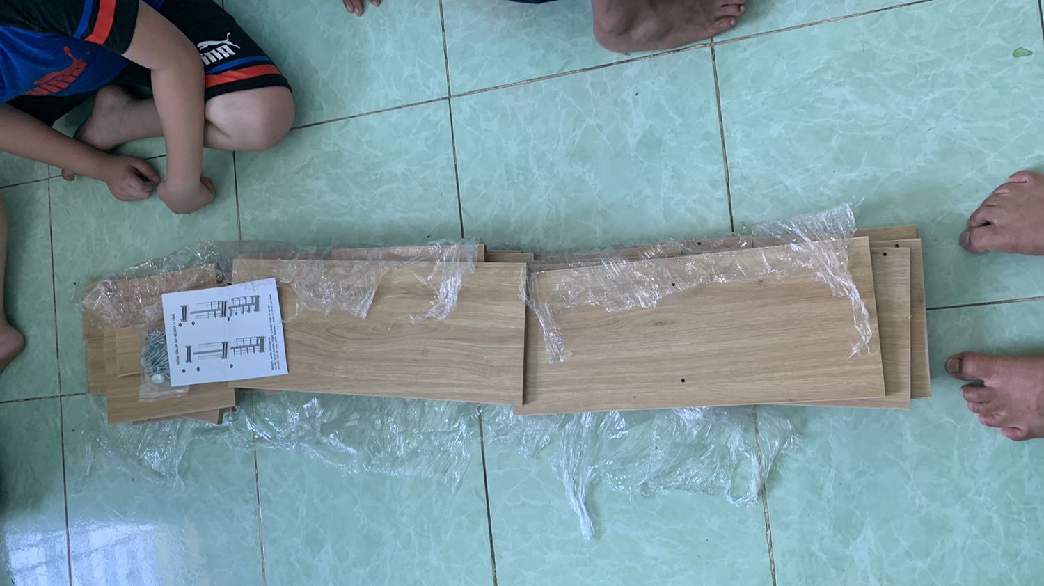 Tuyệt
Mình đã từng mua một kệ sách của shop khác nhưng lắp khó hơn, cũng bị lỗi lỗ vít.
Sản phẩm của cty này thì chuẩn nhiều chỉ có 1 lỗ hơi lệch nhưng cũng không đáng kể. Dù sao cũng xứng đáng 5 sao.