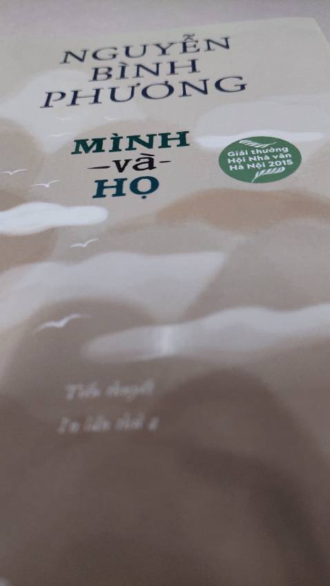 Sốc, lạ và bạo liệt là những nhận xét ngắn gọn dành cho “ Mình và họ “ về thủ pháp kể chuyện và nội dung. Gọi là tiểu thuyết nhưng có vẻ nó giống như một tạp văn dài với những câu chuyện phiếm lan man không hồi kết mô tả cuộc sống nhuốm màu hoang dã ở vùng núi phía bắc đan xen với quá khứ chiến tranh khốc liệt nơi đây. 
Phải nói thật đây là một tác phẩm khó tiêu hóa với người đọc, không có chương hồi, không quãng nghỉ, chuyện nọ nối tiếp chuyện kia một cách lộn xộn về thời gian, đa dạng nhưng thiếu chiều sâu về nhân vật. 
Có thể tác phẩm thành công khi đặt nó trong mảng đề tài quen thuộc của các nhà văn Việt Nam cùng thời,  nội dung tập trung vào chiến tranh, cuộc sống hâu chiến một đặc sản rất “ Việt Nam “. Tuy vậy là một người đọc trong hoàn cảnh hiện tại tôi không còn cảm thấy thích thú với chủ đề này nữa, nó đã trở nên nhàm chán lỗi thời. Cùng với đó là lối kể chuyện tự sự mang đậm tính cá nhân, trình hiện vô số đến thừa thãi chất liệu sống cùng những trải nghiệm riêng, nặng về triết lý nhưng thiếu hẳn tính sáng tạo thứ mà một tiểu thuyết đúng nghĩa cần có.