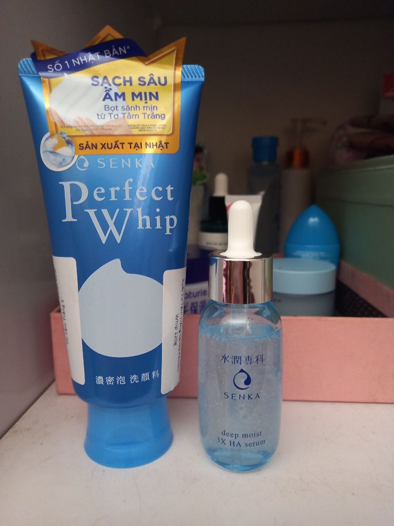 Uii thấy serum mới của senka là mua liền lun á lại còn được quà tặng kèm. Dạo này thích mia của senka cực vì mua món nào cũng có quà tặng. Serum HA này sài thích cực kì vì khi dùng xong sáng dậy thấy da mướt lắm. Mình thấy sp này phù hợp với tuổi từ 20 trở lên. Da chắc khỏe thì nên sài nhe