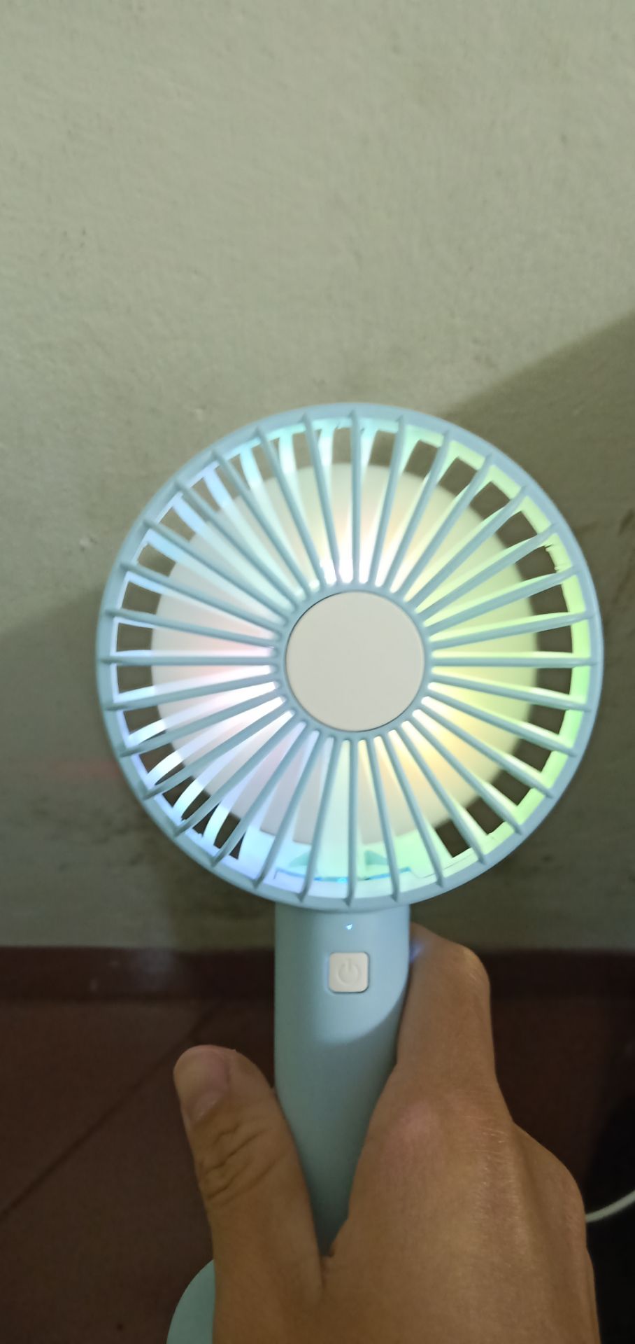 Trông bé tí mà thổi mạnh phết :))) có hẳn hai chế độ với cái đèn led trông xinh thật sự. Hàng đóng gói rất cẩn thận, vận chuyển còn chưa đên 24 tiếng ship đã gọi rồi. 10 điểm cho shop ❤