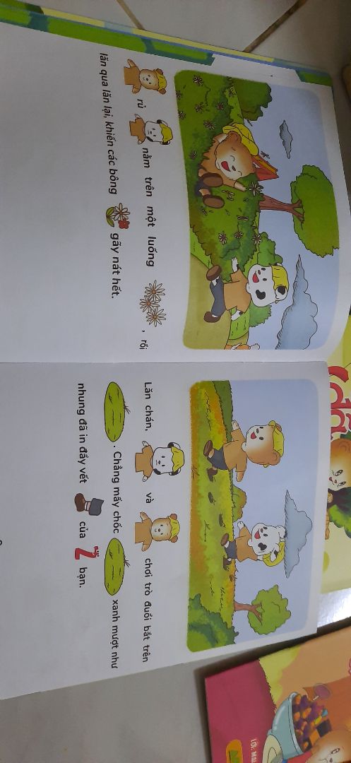 mua vs giá 139k. của APBooks. sách trình bày đẹp, dễ hiểu. có chú thích hình ảnh rõ ràng. sách cho bé 3t trở lên. bé mình 2 tuổi không hứng thú lắm nghe mẹ đọc lắm( 1 phần vì trc đây mình ít đọc truyện cho bé, chỉ bày tương tác nhận diện xung quanh qua tranh, thẻ học) nhưng sau khi mẹ kiên nhẫn chỉ cho bé vài hôm bé bắt đầu để ý nghe và chỉ được ra trong tranh gấu bố gấu mẹ gấu bư và một số từ khóa bằng tranh khác. ?.