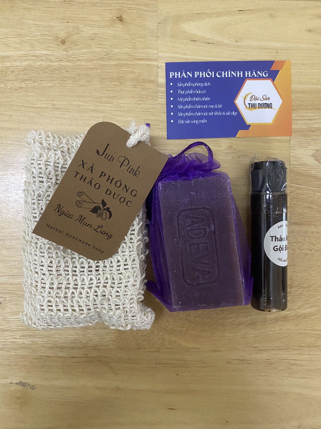 Nhận hàng ưng lắm ạ. Đóng gói cẩn thận, có cả thư cảm ơn và hướng dẫn sử dụng. Mùi xà phòng thơm, được tặng kèm 1 chai dầu gội thảo mộc bé xinh nữa. Chắc chắn sẽ trở lại mua hàng của shop. Chúc shop buôn nay bán đắt nhé.