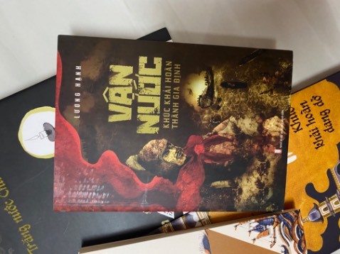 Tác phẩm không phải do 1 nhà văn chính thống viết nên câu từ không được giống với các tác phẩm khác. Nhưng không sao, tôi vẫn cho tác phẩm này 4 sao nhằm khuyến khích nhà văn cần sửa đổi và phát triển thêm tác phẩm