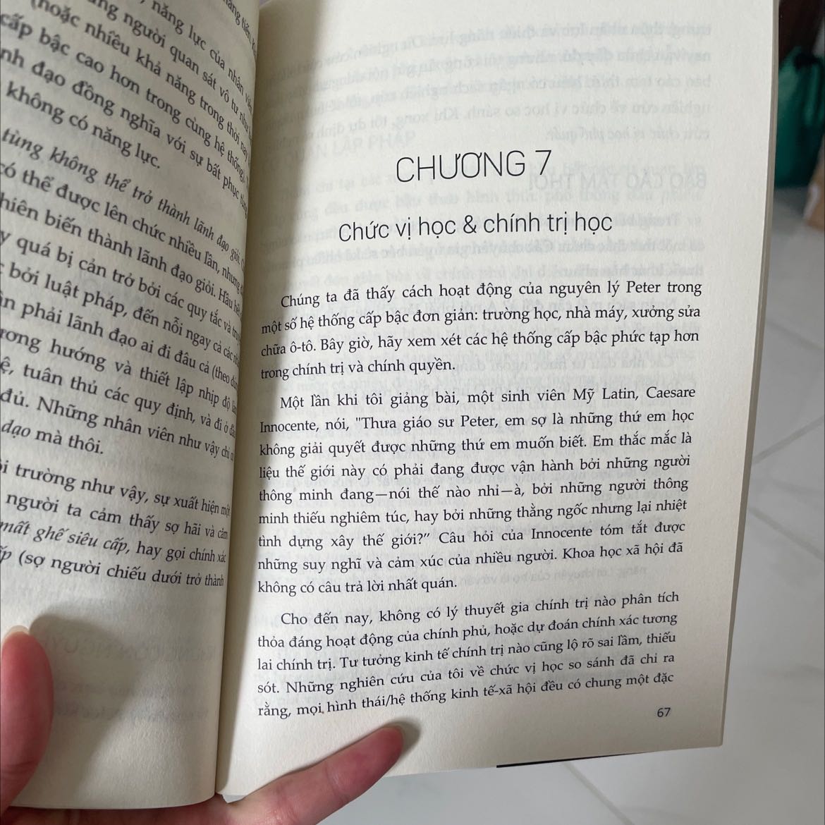 Quyển sách cho những ai đang "hoang mang" không hiểu tại sao nỗ lực ko mang lại thăng tiến, khi "cố gắng chứng minh năng lực" đa phần toàn phản tác dụng. Đây ko phải sách nghiên cứu tâm lý nhé, là quan sát thành vi đưa ra quy luật vận động, ngoai ra tac gia cho thêm vài gợi ý lý thuyết, người đọc tự suy ngẫm và áp dụng được co tình trạng bản thân. Cách nhìn của tác giả thực tế và châm biếm, nhiều ví dụ thực tế nên dễ ngấm và tạo động lực áp dụng (thực ra những ai cần đọc quyển này đều có sẵn bức xúc không lối thoát giồi, đành thử nghiệm chứ sao giờ :D ) quyển sách đáng đọc, có thể kết đọc thêm Barking up the wrong tree...