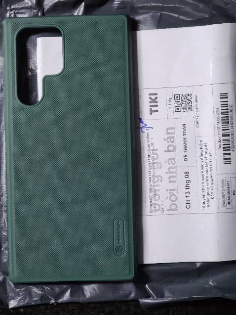 Minh đặt mua màu đen nhưng shop giao hàng màu xanh