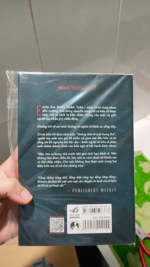Sách được bọc bookcare tuyệt vời. Đóng gói rất cẩn thận và sách đẹp. Cuốn này nên đọc nha, tâm lý nhân vật được tác giả khai thác rất sâu và cuốn hút. Những yếu tố khơi gợi sự tò mò của người đọc từ đầu đến cuối.