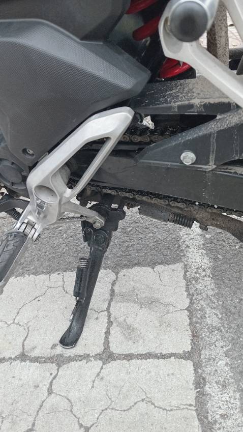 Xịt xong đi bán hết cả ra ngoài 
Còn bán mạnh hơn cả bôi dầu xe