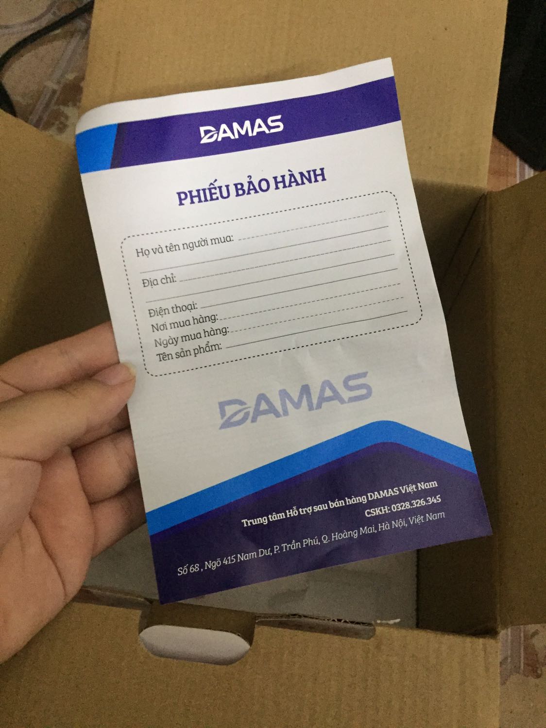 Hàng săn sale đợt 7-7, sản phẩm giá rẻ nhưng chất lượng phết nhé. Ngay từ lúc nhận hàng đã thích rồi vì vỏ hộp sản phẩm dầy dặn cứng cáp, bên trong được bọc sốp dầy, nồi và nắp vung bọc nilon rất cẩn thận, có kèm hướng dẫn sử dụng rất chi tiết luôn mặc dù cũng ko khó sử dụng. Rất ưng cách shop chăm sóc khách hàng luôn, phiếu bảo hành 12 tháng kèm theo nên thấy ko có gì phải lăn tăn cả. Mình sắm về nấu cháo cho con, rất ưng