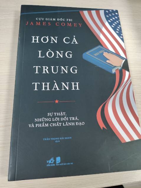 "Ngay lúc đó, một điều đã nảy ra trong đầu tôi: Người 'lãnh đạo thế giới tự do', người tự mô tả là nhà tài phiệt kinh doanh lớn, lại không hiểu sự lãnh đạo là gì. Những nhà lãnh đạo đạo đức không bao giờ đòi hỏi lòng trung thành. Những người lãnh đạo bằng sự sợ hãi - như một ông trùm Cosa Nostra - đòi hỏi lòng trung thành mang tính cá nhân. Những nhà lãnh đạo đạo đức quan tâm sâu sắc tới những người mà họ lãnh đạo, và mang tới cho họ sự chân thành và tử tế, cam kết và sự hy sinh bản thân."

Cuốn sách là hồi ký của James Comey về khoảng thời gian làm việc dưới quyền của 3 vị tổng thống. Sách nặng về chính trị nên không tránh được phần khô khan, khoa trương và hoa mỹ; nhưng vẫn đủ cuốn hút và mang lại một góc nhìn đạo đức chính trực mới mẻ (mỉa mai thay) - điều mà hầu hết dân chúng cho là bị đóng cặn dưới đáy trong vũng nước chính trị đục ngầu.