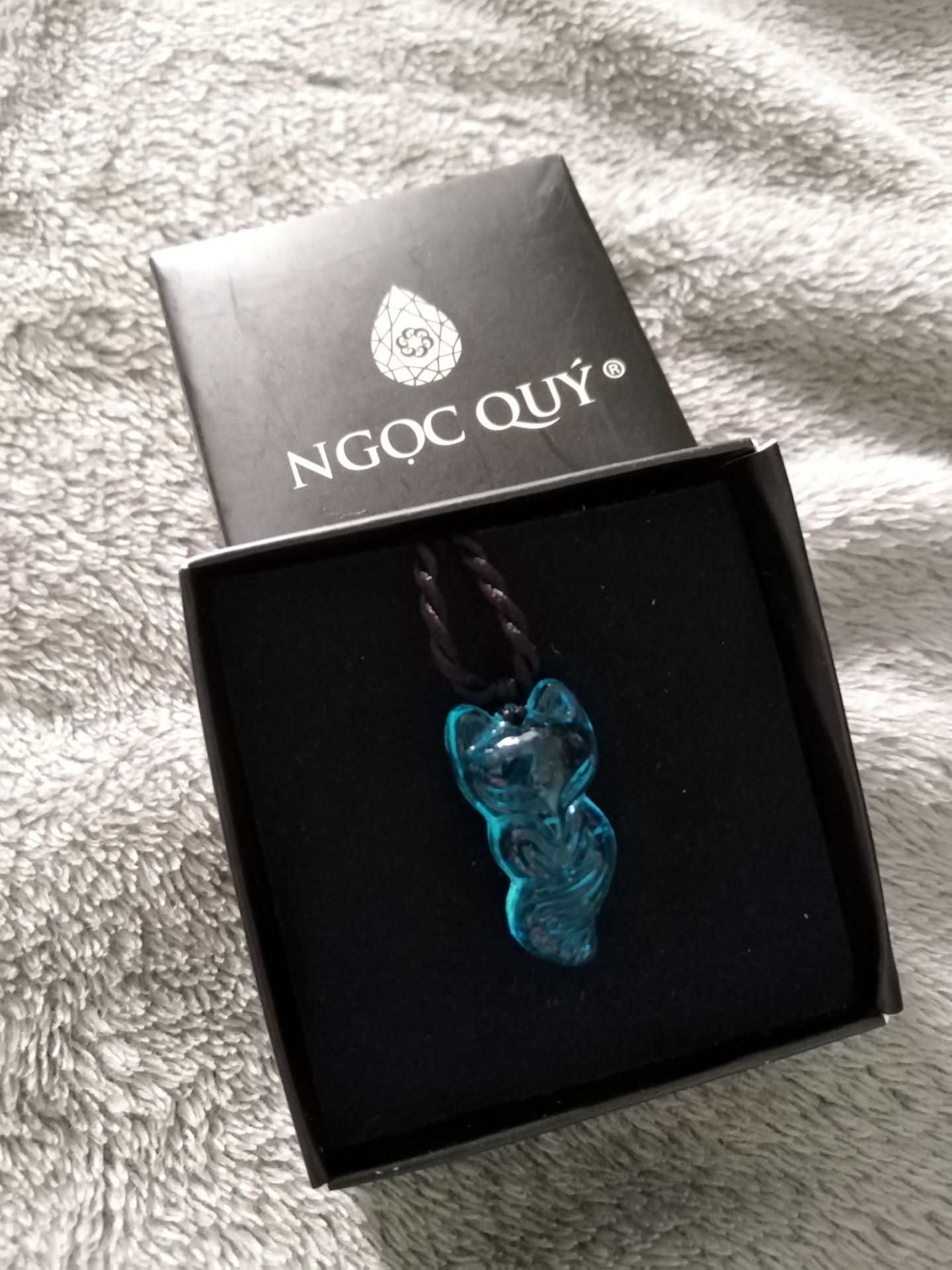 Đẹp nhưng không đẹp bằng trong hình, mặt đá mình nhận không được mài trơn lắm, vẫn có chỗ nứt nẻ ngay mặt hồ ly.