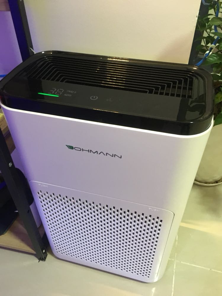 Máy đẹp, kích thước vừa phải, phần hút phía trước hợp lý hơn so với đa số máy Sharp mình đang phân vân nằm phía sau lưng. Màng lọc cũng nhiều hơn và giá thay rẻ hơn. Tuy nhiên mình ko kết nối đc với app trên đt vì tìm mãi ko thấy nút Reset như hướng dẫn đâu, chỉ có nút wifi nhưng bấm lại là nút reset thời gian dùng màn lọc, hơi khó hiểu tuy nhiên ko quan trọng đối với mình.