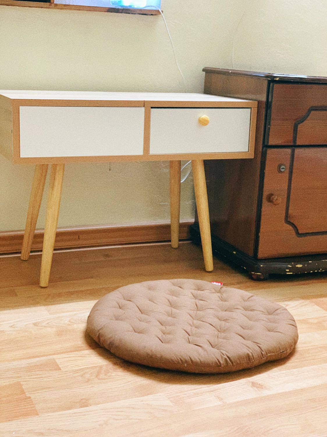 Bàn xinh, chất liệu cứng cáp, nhưng hướng dẫn lắp đặt đi kèm khó hiểu!!! 
Bàn của mình chỗ bản lề nối miếng gương còn bị thiếu 1 lỗ bắt vít như hình.
Vừa xem YouTube hướng dẫn vừa xem cả sách mà vẫn lắp nhầm 3-4 lần (phải tháo vít ra lắp lại) 😭😭😭😭
Nhà sx nên đánh số từng miếng 1 và trong hướng dẫn nên chỉ miếng nào (mặt trái hay phải) lắp vào nhau, ko thì những ng chưa bao giờ lắp như mình lắp xong muốn quạu luôn.

Khuyên bạn nào muốn mua nên chuẩn bị cả máy bắt vít như trong video nhân viên làm nha, bắt bằng tay như mình là tiêu cái tay luôn đó.