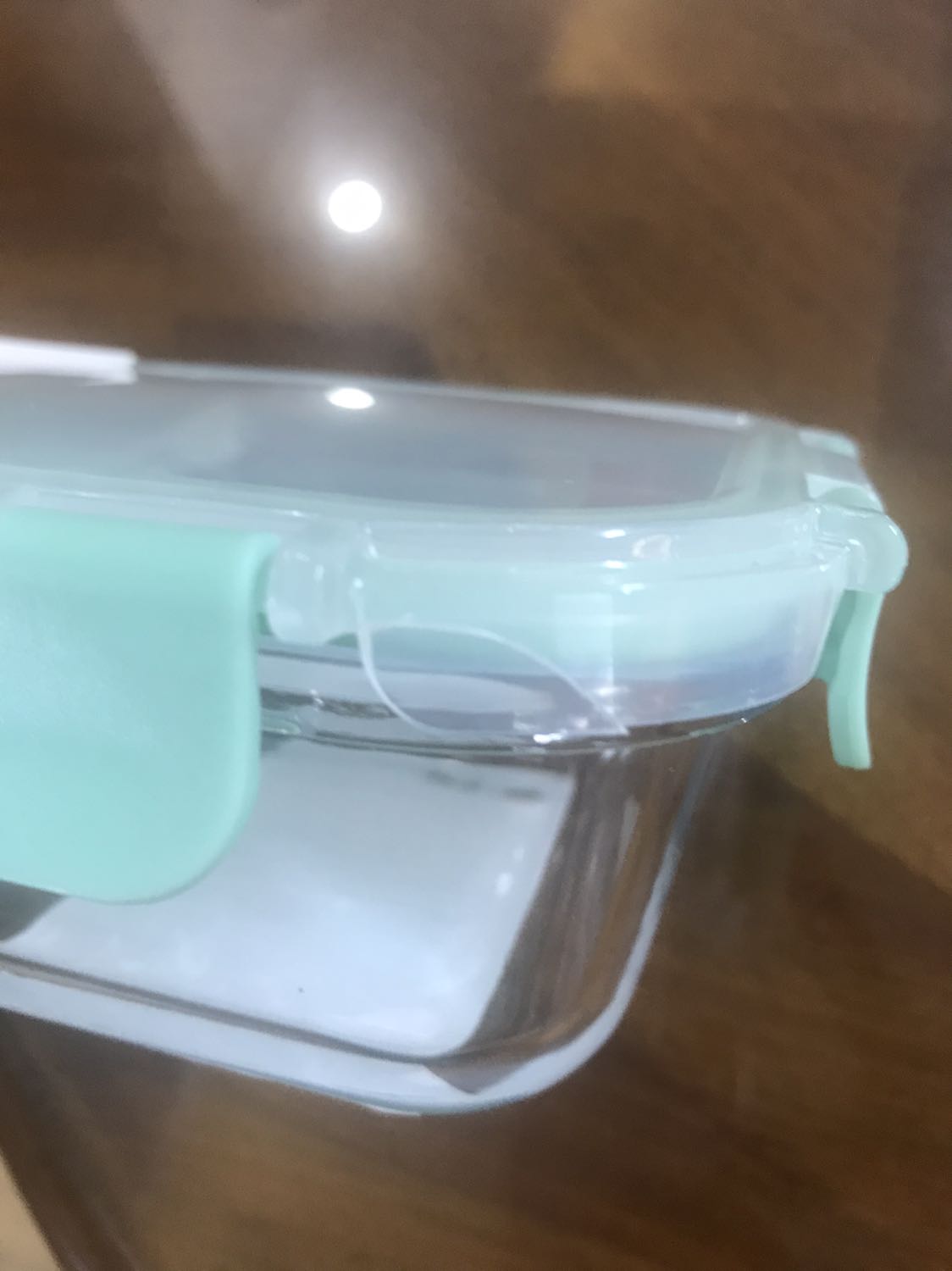 Đơn hàng này Tiki giao quá chậm, nắp hộp có 4 góc thì 3 góc bị nứt và vỡ. Đề nghị Tiki cho trả lại sản phẩm