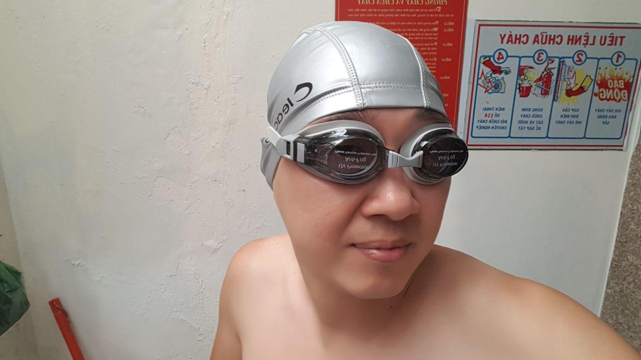 Mua cả combo Cleacco của shop luôn , nhìn chất lượng cả bộ màu xám quá ok , nhìn chất xịn xò , nón bơi thoải mái không khó chịu như nón nhựa , tiền nào của nấy ,Shop giao hàng nhanh có kèm thông tin và quà tặng kèm rất cẩn thận , sẽ còn ủng hộ