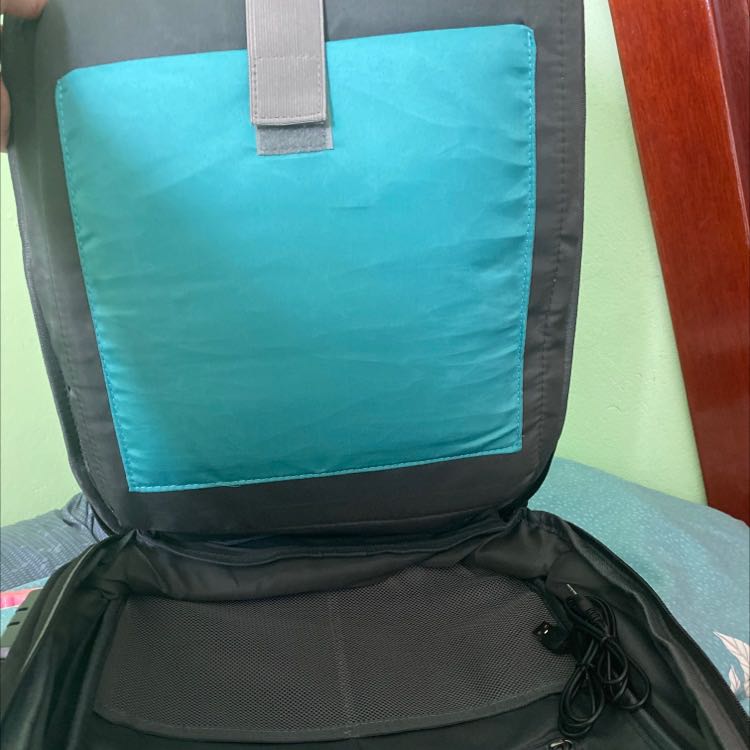 Cặp khá đẹp, cứng cáp, đựng được nhiều đồ, cách mở độc đáo và tiện lợi, có chỗ cắm sạc tiện lợi, đeo không bị đau lưng, thoải mái, có khoá tiện nghi, an toàn khi sử dụng, sau balo có dây đai cố định khi để lên vali. Xứng đáng với giá tiền, nên mua